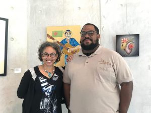 Profesora Sylvia Burgos y estudiante del Programa de Artes a nivel graduado, Jean Ortiz.