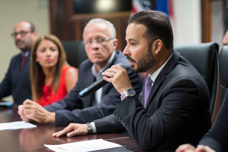 De izquierda a derecha, alcaldesa de Salinas Karilyn Bonilla Colón, alcalde de Cayey Rolando Ortiz Velázquez y presidente Luis Javier Hernández Ortiz.