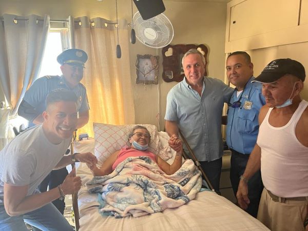 Policía de Cabo Rojo cumple el sueño de Doña Paquita