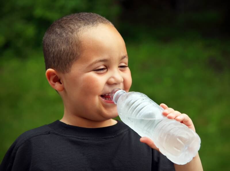 Niño tomando agua