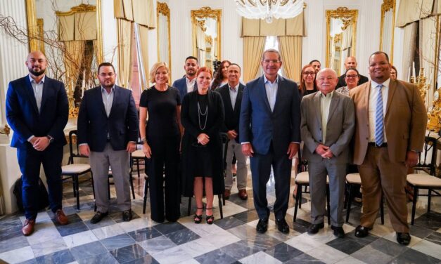 Pierluisi firma Revisión del Plan de Ordenación de Juncos