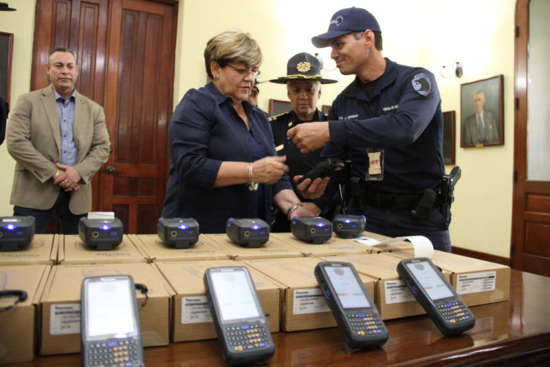 Alcaldesa de Ponce reconoce labor de policías