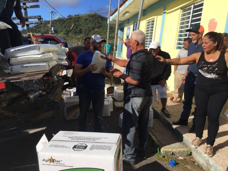 Alcalde de Yauco entrega ayuda a caficultores