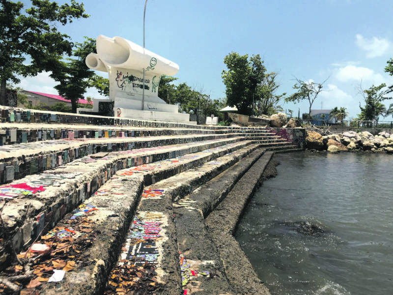 Sumida en el deterioro la Playa de Ponce