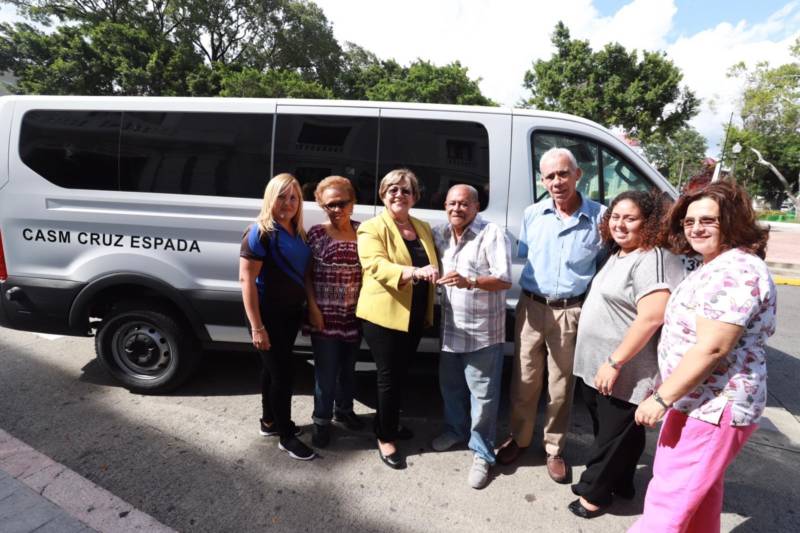 Alcaldesa de Ponce entrega vehículo al Centro Cruz Espada