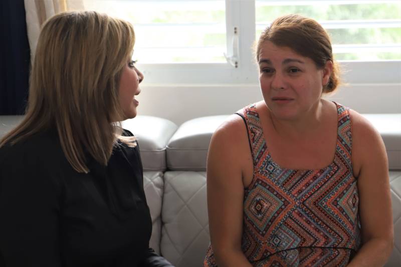 Senadora Evelyn Vázquez visita familia de menor quemada en Cabo Rojo