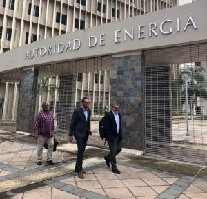 El alcalde de Peñuelas, Gregory Gonsález Souchet, salió muy entusiasmado de la reunión en la oficina central de la AEE.