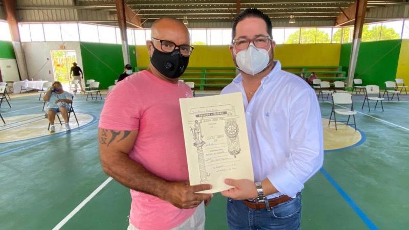 Alcalde de Guayanilla entrega escrituras de usufructo a centenaria comunidad