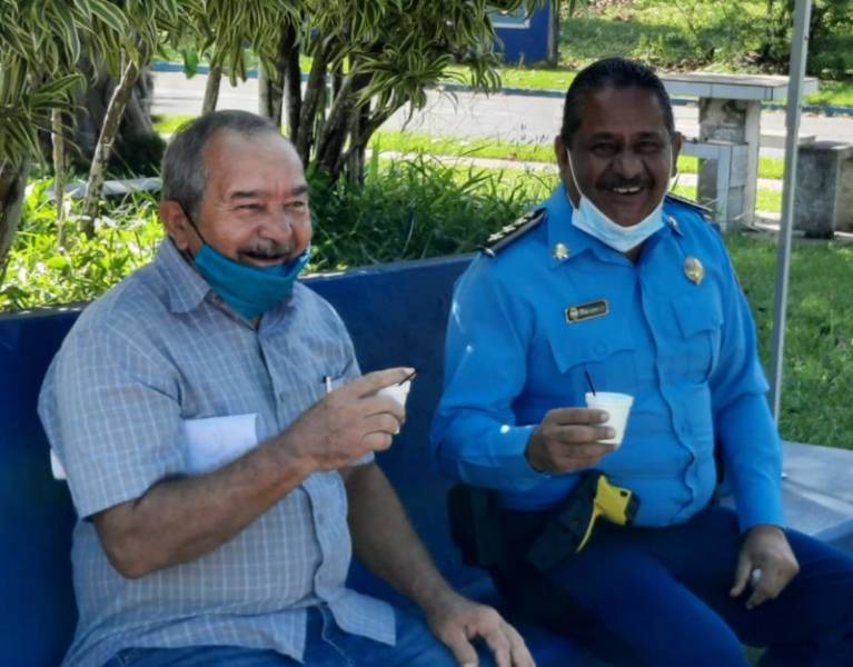 Cientos de policías salen a la calle a tomar un café con la gente