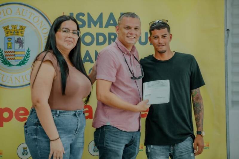 Alcalde de Guánica entrega entregó pago por sus servicios a ciudadanos que atendieron emergencia de Fiona.