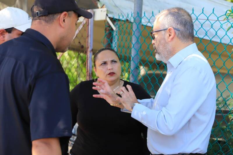 Tras la avería, la directora del área Operacional de la AAA, Amairis Esteves, llegó al lugar para iniciar los trabajos de reparación.