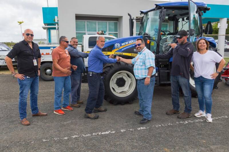 Personal del Aeropuerto de Arecibo reciben uno de los tractores y podadoras de 15 pies