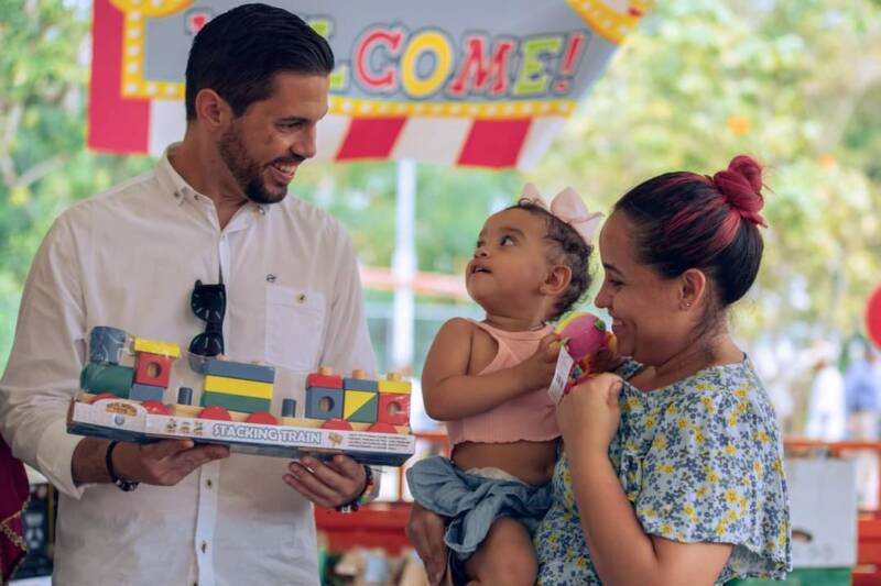 1,500 niños reciben regalos de manos de los Reyes en San Germán