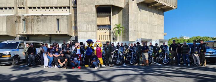 Agentes del Negociado de la Policía llevan alegría al Hogar Niñito Jesús