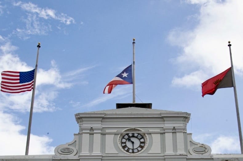 Banderas a media asta Ponce