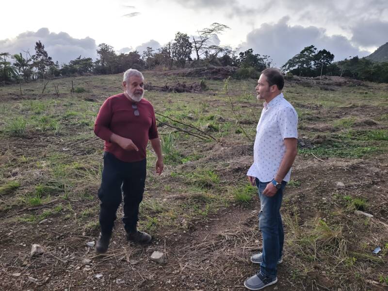 El dueño del terreno José Miguel Caraballo Rodríguez en el barrio Saltillo y el candidato a alcalde por el PNP en Adjuntas Obed Cintrón.