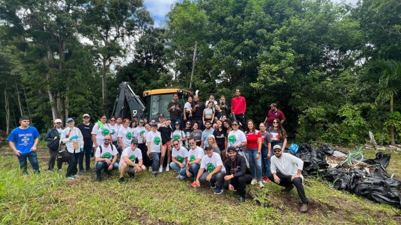 Jóvenes se unen al municipio para la limpieza del río del parque urbano en Cayey