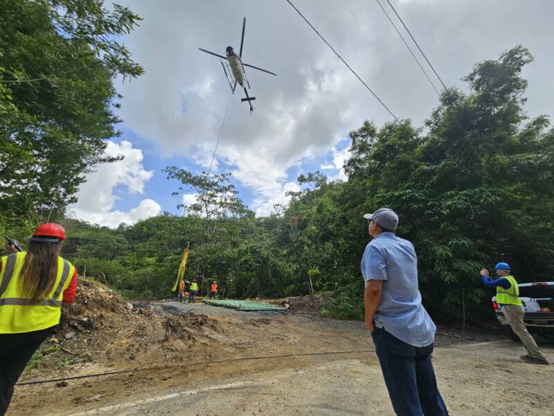 Usan helicóptero para agilizar las reparaciones de la carretera 861 en Toa Alta