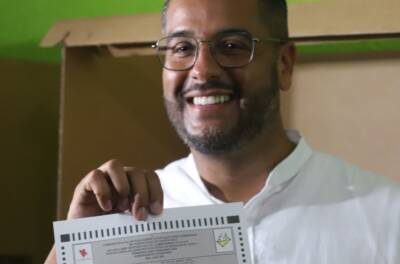 Jesús Manuel Ortiz emite su voto en San Juan