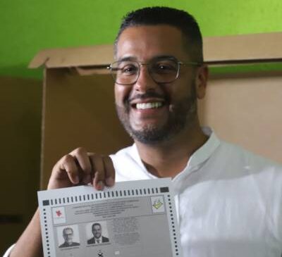 Jesús Manuel Ortiz emite su voto en San Juan