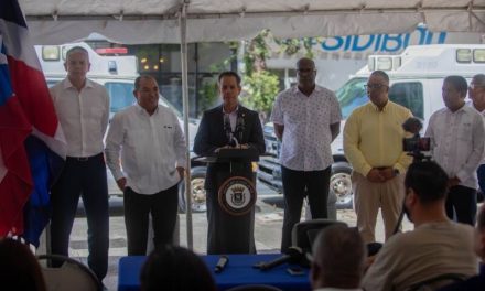 Municipio de San Juan dona dos ambulancias a la República Dominicana 