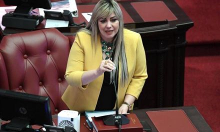 Senadora exige a la Junta de Supervisión mantener partida presupuestaria de $6.4 millones para cuido de adultos mayores