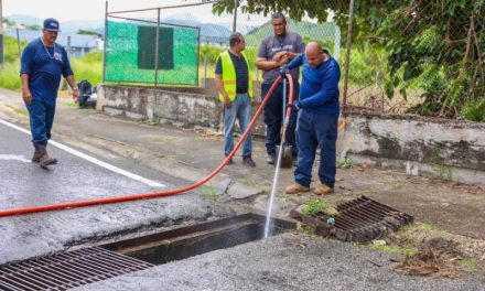 Yauco limpia y da mantenimiento a todas las alcantarillas de la ciudad