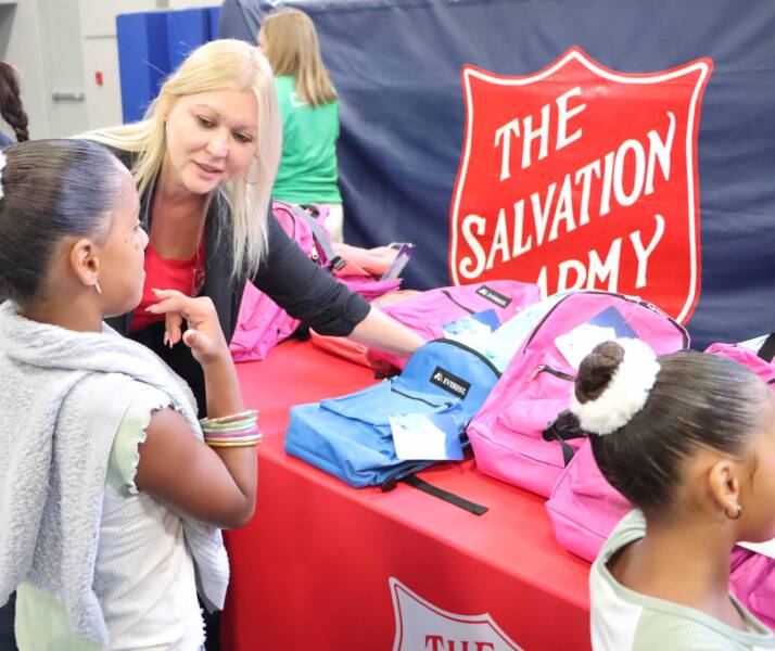 Empleados del Salvation Army hacen entrega de los articulos escolares a jovenes en la actividad