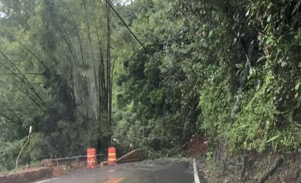 Exigen al gobierno atender el pésimo estado de las carreteras en la montaña