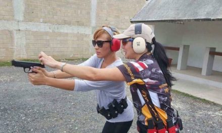 Instructora de tiro radica mandamus contra la Policía por violaciones a la Ley de Armas y libre asociación