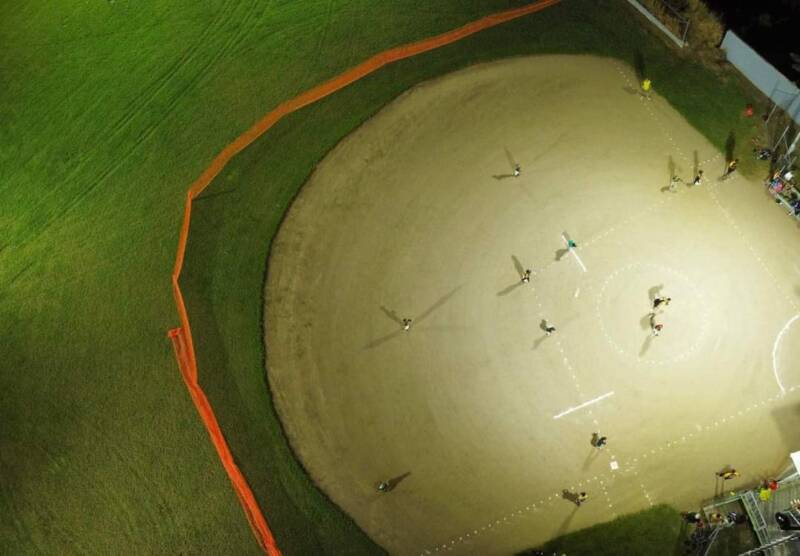 Municipio de Yauco instala luminarias LED en una instalación deportiva y una comunidad