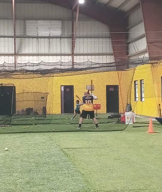 Apoyo del Municipio de Yauco al béisbol infantil y juvenil en cancha techada