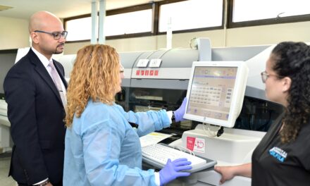 Hospital Metropolitano Dr. Pila automatiza el laboratorio clínico utilizando la IA