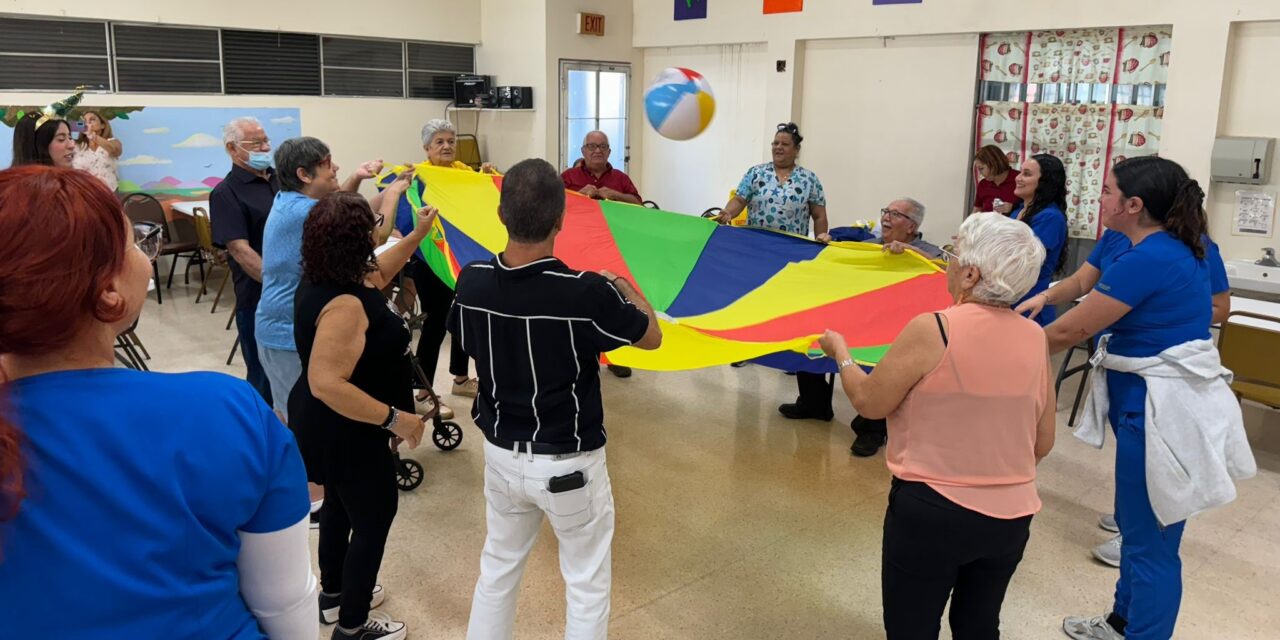 Adultos mayores celebran accion de gracias con ejercicios