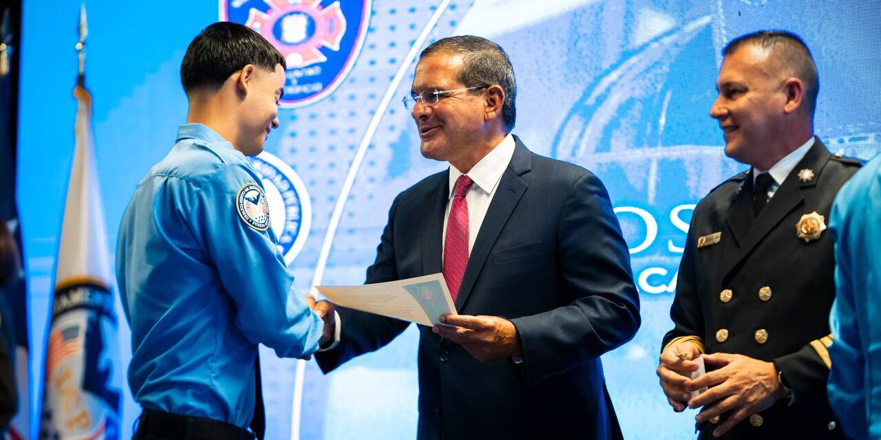 Gobernador Celebra Graduación de Nuevos Bomberos y Refuerza el Cuerpo de Bomberos