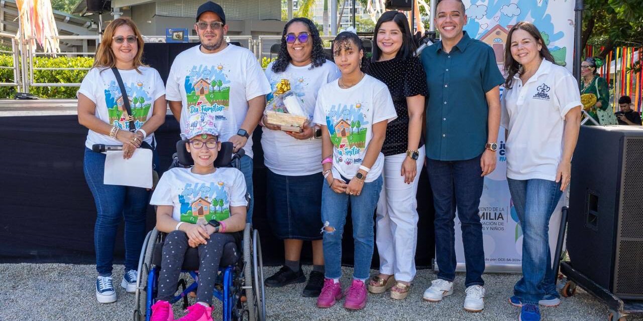 Departamento de la Familia celebra la creación de nuevas familias en emotivo evento navideño