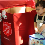 Niños y jóvenes reciben su regalo de Navidad en el Toy Shop del Salvation Army