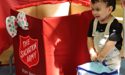 Niños y jóvenes reciben su regalo de Navidad en el Toy Shop del Salvation Army