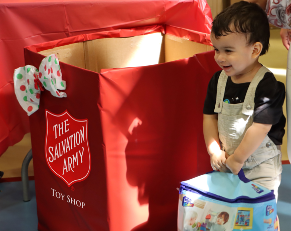 Niños y jóvenes reciben su regalo de Navidad en el Toy Shop del Salvation Army