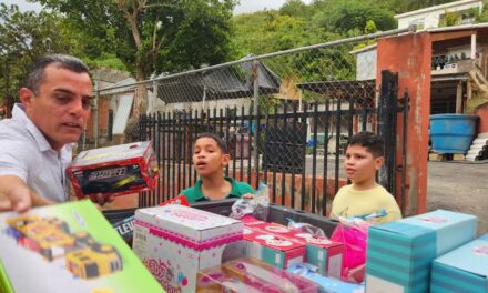 La magia de la Navidad llega a cada rincón de Guayanilla con la entrega de juguetes