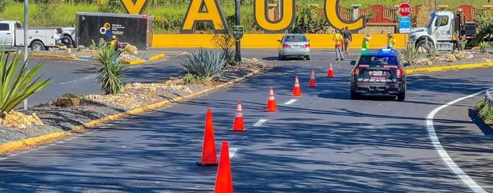 Yauco instala vistosos reflectores de seguridad en una de sus entradas principales