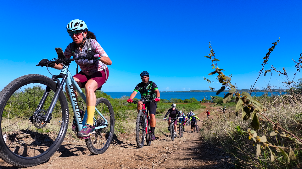 Esencia y Cabo Rojo MTB Trails pedalean juntos en la Ruta del Amor 2025