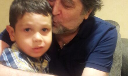 Eduardo, el niño que dejó su autismo “en la puerta” para ver al cantante Joaquín Sabina en su “Hola y adiós”