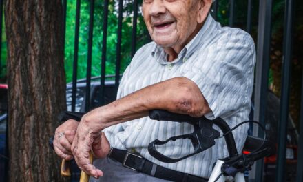 Medida busca reconocer derechos a los cuidadores de ancianos