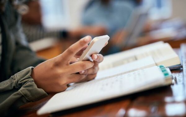 CROEM ALUMNI apoya el NO permitir el uso de celulares en los salones de clases