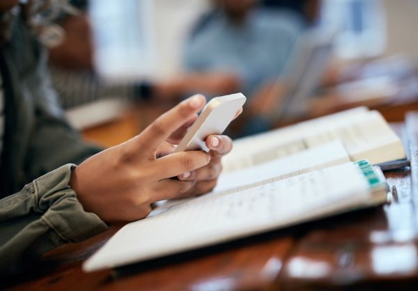 CROEM ALUMNI apoya el NO permitir el uso de celulares en los salones de clases