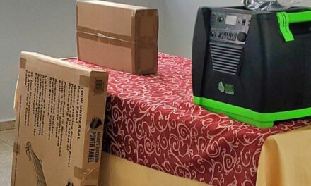 Hormigueros entrega baterías portátiles con paneles solares para mitigar crisis energética