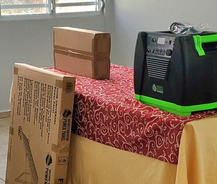 Hormigueros entrega baterías portátiles con paneles solares para mitigar crisis energética