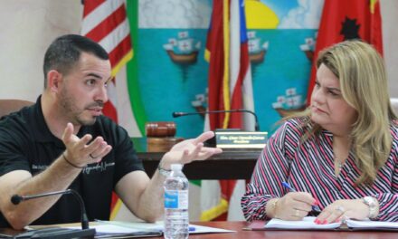 Reciben a la gobernadora en Aguada, alcalde Christian Cortés expone oportunidades de trabajo conjunto.