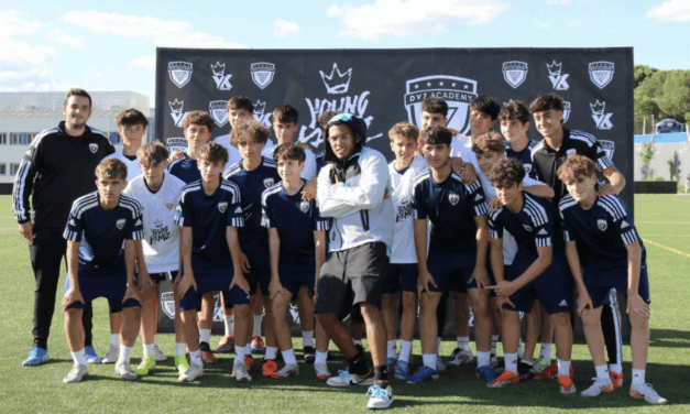 Myke Towers y David Villa unen fuerzas para transformar la vida de jóvenes a través del deporte y la cultura